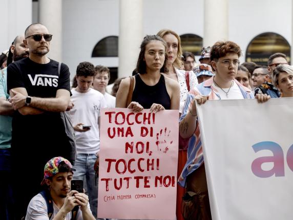 Milano, indagati i vigili del pestaggio alla donna trans. Sala: procedimento disciplinare