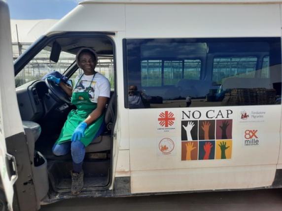 Tina Agbonyinma, prima nigeriana a guidare il furgone anti caporalato: «Ora ho un lavoro regolare e lotto per gli altri»