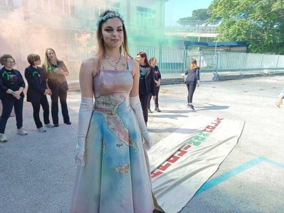 Nel sito ex Whirlpool la sposa-operaia con lo slogan sullo strascico: «Napoli non molla»