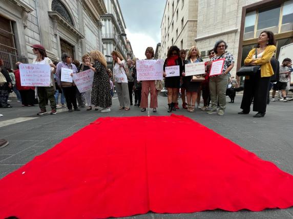 Flash mob per Giulia, tante donne in piazza: «Orrore sul suo corpo»