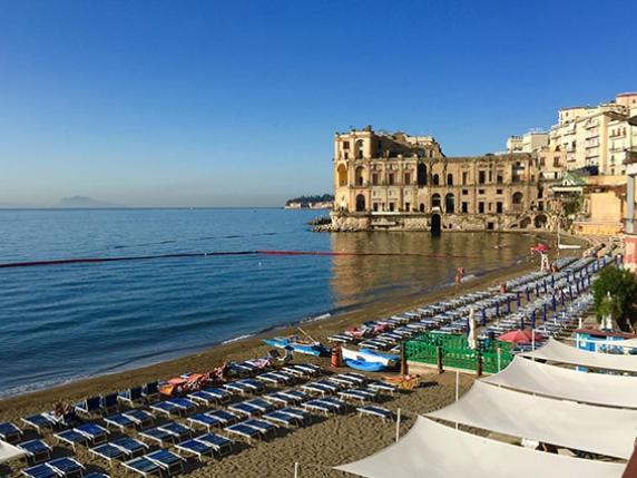 Napoli, in vigore il "numero chiuso" sulle spiagge libere. A Posillipo ressa ai cancelli dei lidi privati e proteste