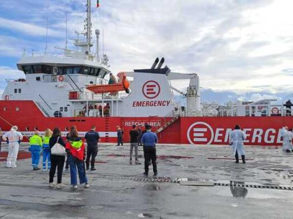 Migranti in Toscana, la nave Life support a Marina di Carrara: a bordo anche un bimbo di 2 anni