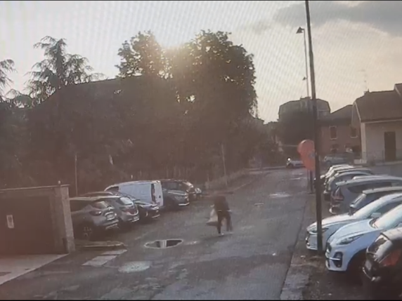 Il video di Alessandro Impagnatiello: entra ed esce di casa per controllare il bagagliaio dell'auto (dove c'è il corpo di Giulia)