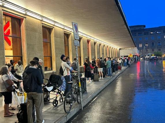 Trolley ovunque, bimbi al collo: un’ora di coda in attesa del taxi a Firenze