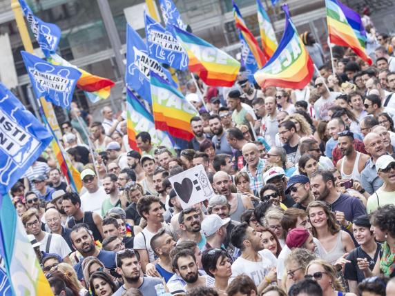 Roma Pride, la Regione revoca il patrocinio: «Non possiamo sostenere manifestazioni che promuovono l'utero in affitto»