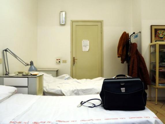 Bergamo, la dottoressa che ha coperto il turno della guardia medica per 15 ore: «C'è gente violenta che grida per essere visitata subito, di notte ho paura»