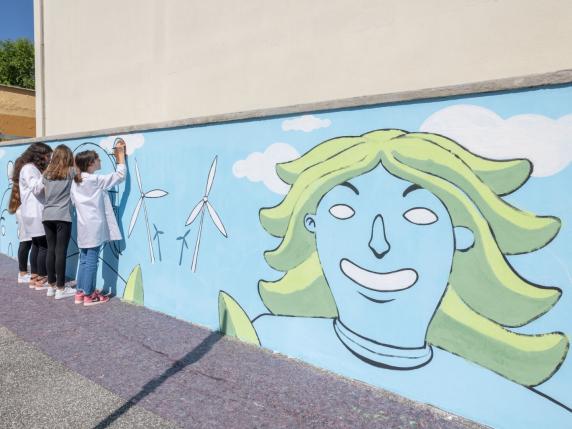 Fiumicino, il primo murale antismog realizzato dagli studenti: «A scuola per il pianeta»