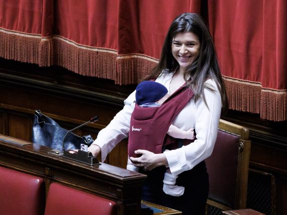 La deputata Gilda Sportiello: «Allattare il proprio figlio sul posto di lavoro deve essere normale per tutte, non solo per me»