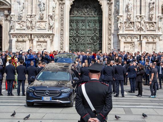 Il feretro al termine dei funerali di Stato dell'ex presidente del Consiglio e leader di Forza Italia, Silvio Berlusconi, all'esterno del Duomo di Milano, 14 giugno 2023. ANSA/DAVIDE CANELLA ///// The coffin at the end of the State funeral of the Former Italian Prime Minister and leader of Italian party "Forza Italia", Silvio Berlusconi, outside the Milan Cathedral (Duomo), Milan, Italy, 14 June 2023. Silvio Berlusconi died at the age of 86 on 12 June 2023 at Milan's San Raffaele hospital. The Italian media tycoon and Forza Italia (FI) party founder, dubbed as 'Il Cavaliere' (The Knight), served as prime minister of Italy in four governments. The Italian government has declared 14 June 2023 a national day of mourning. ANSA/DAVIDE CANELLA