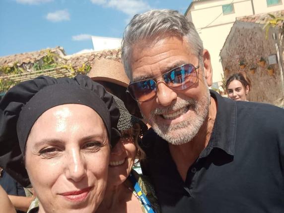 George Clooney in Sicilia per il party della make-up artist Charlotte Tilbury: per lui passeggiata (e selfie) a Marzamemi