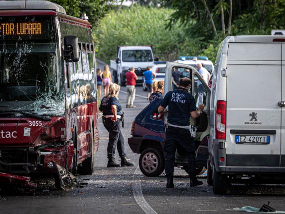 Via Nomentana, Auto Contro Bus E Furgone: Muore La Nonna Alla Guida ...