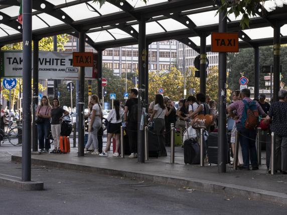 Milano E Le Code Infinite Per Un Taxi, Santanchè: «Basta Disagi Per I ...