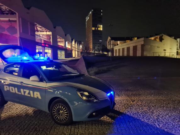 Stazione di Brescia, la polizia identifica 200 persone e trova decine