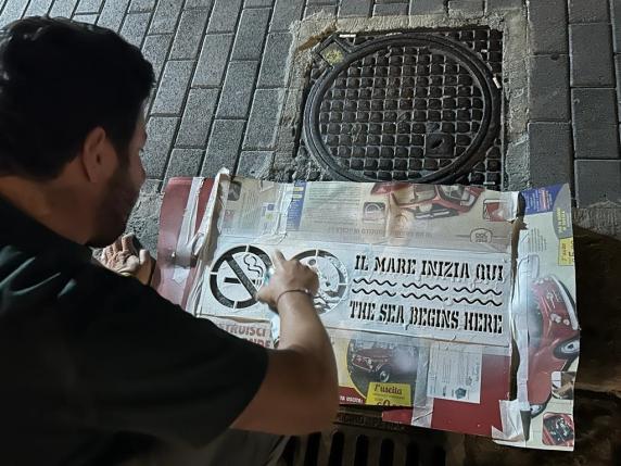 Il Mare Inizia Qui Scritte Sui Tombini Per Educare All Ambiente Corriere It