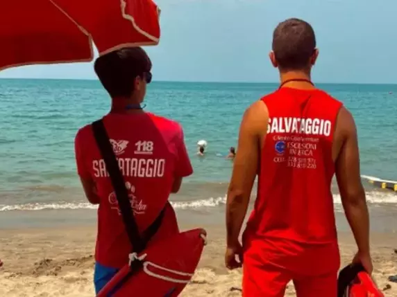 Marina Di Camerota, C'è Il Mare Mosso E Il Bagnino Invita I Bagnanti ...