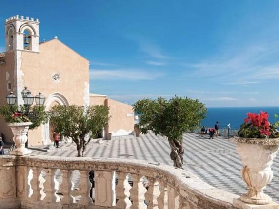 Taormina, tariffe raddoppiate per i non residenti: sposarsi in città costerà 1600 euro invece di 800