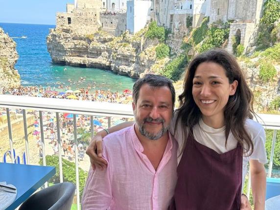 Salvini a Polignano a Mare: «Che meraviglia». Trascorre la notte a Grotta Palazzese e visita la sala ricevimenti vip