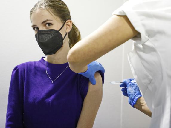 Covid, stop ai vaccini obbligatori: «Mantenere le precauzioni per i più fragili»