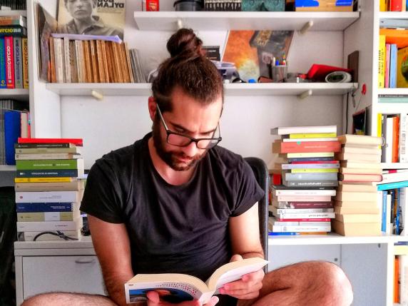 Giovanni Belcuore, il "recensore ignorante" che spopola su Instagram come book influencer