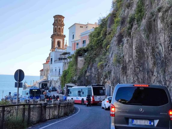 Strada statale Amalfitana, stop ai lavori di messa in sicurezza sabato e domenica: si viaggia a senso alternato