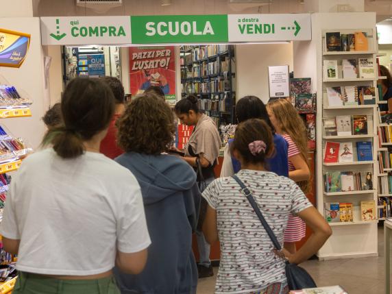 Scuola, contro il caro-prezzi boom di libri usati: «In prima media 330 euro»