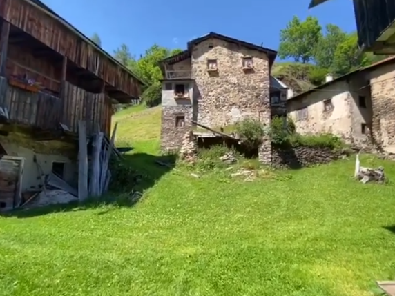 Rocca Pietore elegge il «peggior turista dell'anno»: verrà «rieducato» in un villaggio di montagna