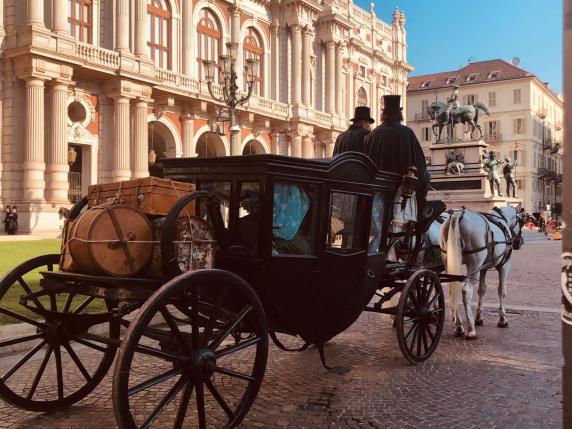 «Il Gattopardo» Netflix a Torino: carrozze e madamin in piazza Carlo Alberto