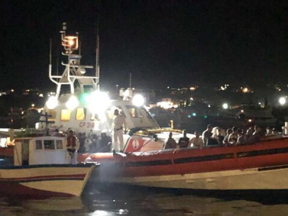 Migranti a Lampedusa, notte di sbarchi: arrivati 33 barchini