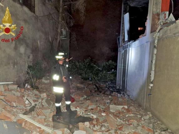Rovigo, esplode appartamento a Lendinara: ustioni gravi per due giovani, danni alla palazzina