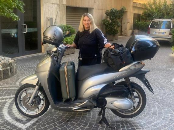Storia di Stefania, 865 chilometri in scooter da Pagani a Cuneo per firmare il contratto a scuola