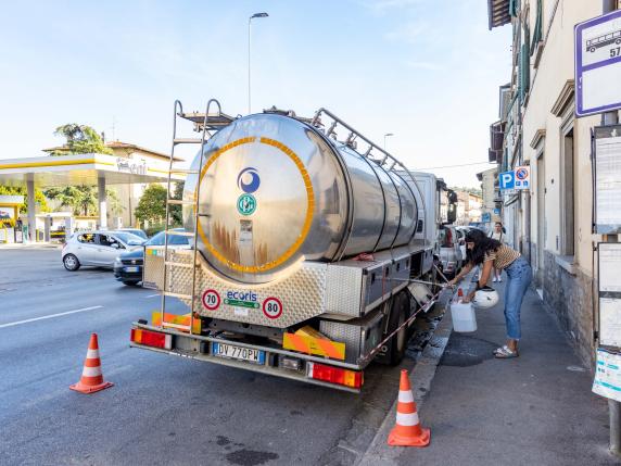 Galluzzo (FI), cisterna per la distribuzione dell'acqua in via senese 2023 09 12 © Niccolò Cambi/Massimo Sestini