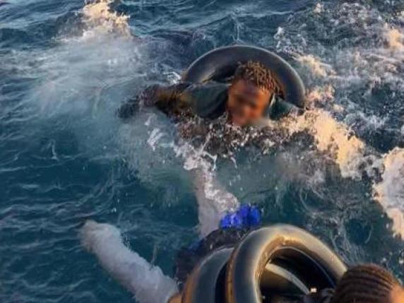 Lampedusa, ragazza si getta in mare e salva quattro migranti naufraghi: «Non ci ho pensato due volte»