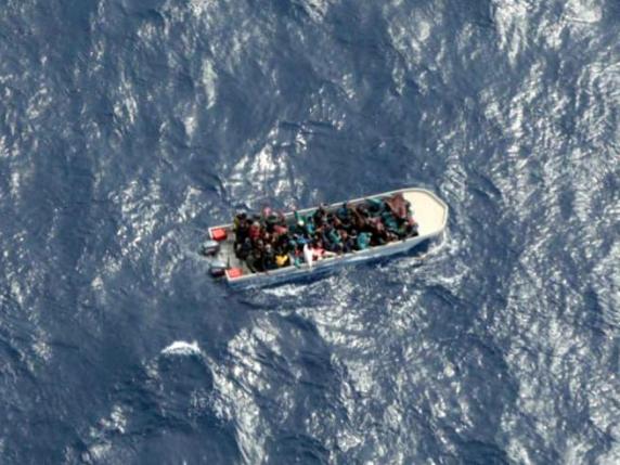 Lampedusa, nuovo record di arrivi. Migranti protestano sul molo. Naufraga partorisce sull'isola