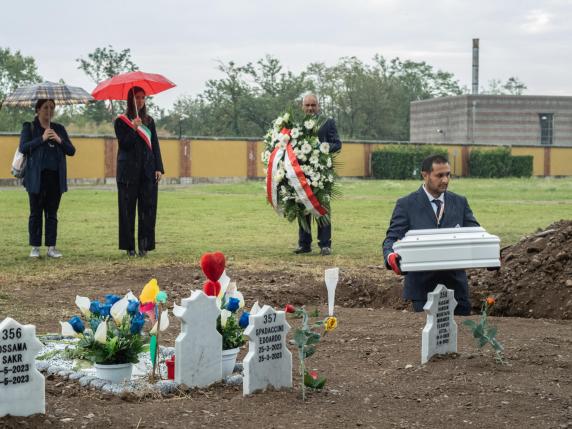 Milano, la neonata trovata morta in un sepolta al cimitero