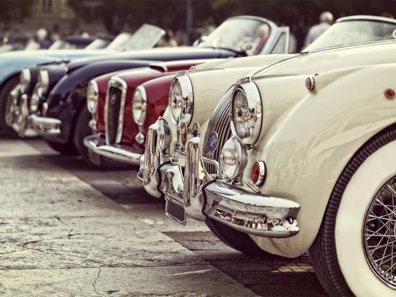Ruote nella Storia a Bergamo: settanta auto d'epoca domenica sulle vie della provincia