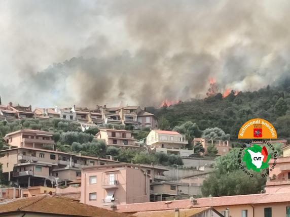 Paura all'Argentario per un incendio vicino alle case