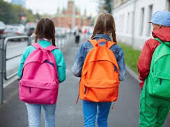 Torino, mozione in comune per percorsi pedonali sicuri verso la scuola: «Aiutiamo i bambini ad andare da soli»