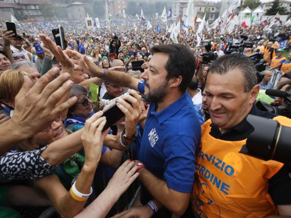 Pontida, Salvini avvisa i ribelli: «Chi diserta il prato, rischia»