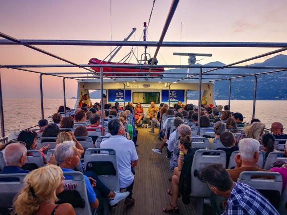 Cultura e turismo a bordo del traghetto per Positano, torna «Un libro sotto le stelle»