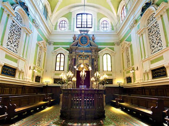 Siena, la comunità ebraica lancia la raccolta fondi per il restauro della sinagoga ma riceve insulti: scatta la denuncia