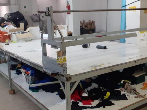 Felpe, maglioni e pantaloni con il marchio contraffatto, a Barletta scoperta la fabbrica del falso