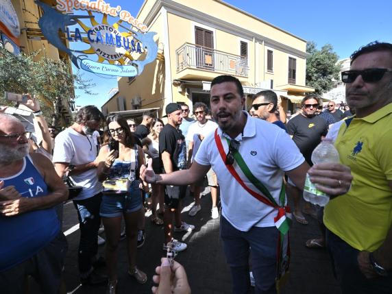 Migranti, a Lampedusa scoppia la protesta degli isolani: «Non vogliamo nessuna tendopoli»