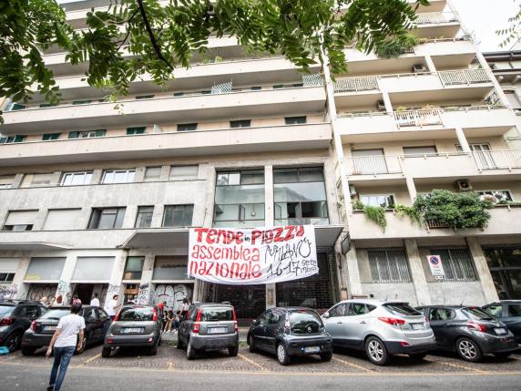 Milano, gli studenti di «Tende in piazza» occupano l'ex cinema Splendor: «Ci prendiamo un tetto per discutere»