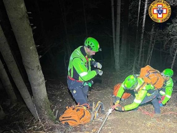 Morbegno, scivola mentre cerca funghi e finisce in un dirupo: morto 75enne, è la sesta vittima in Valtellina