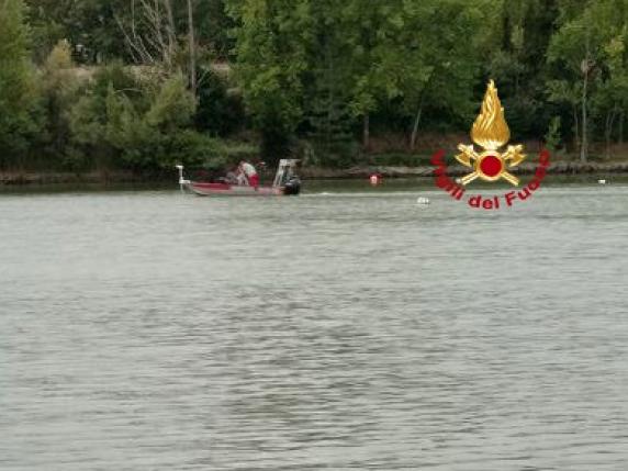 Firenze, dragon boat si ribalta nell’allenamento: uno dei dodici canoisti disperso ai Renai