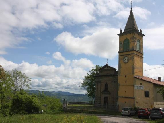 In vendita chiesa sconsacrata con campanile