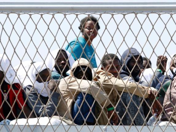 Accoglienza, migranti in caserme dismesse ed ex basi Nato. Il governo accelera sul  Centro di rimpatrio per migranti