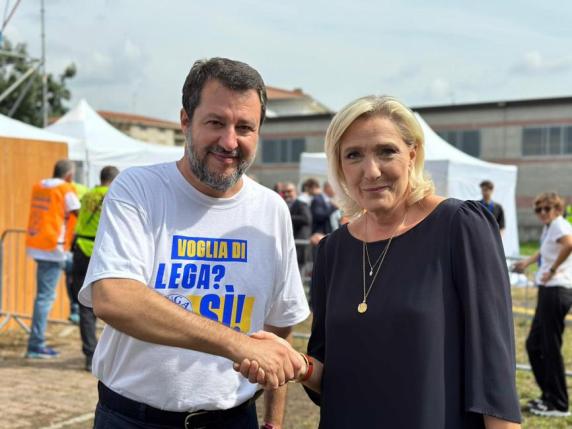 Pontida, Salvini e Le Pen a pranzo con salamelle e prosecco: «Ora un maxi evento contro la sinistra»