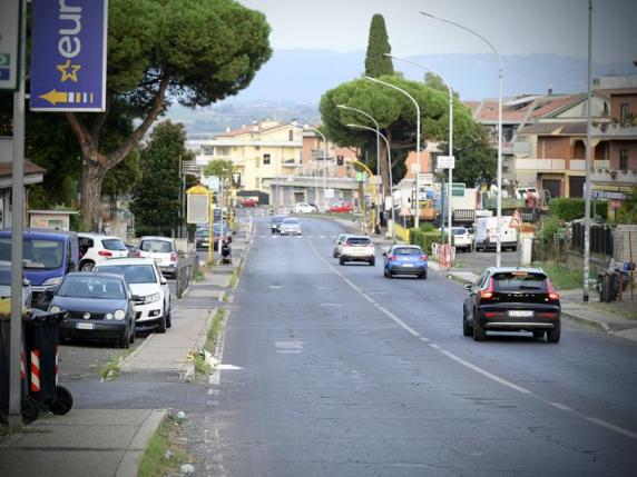 Roma, incidente a Borgata Finocchio: 14enne investito e ucciso da un'auto a noleggio. Caccia al pirata sulla Golf bianca