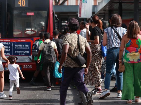 Sciopero Atac, le voci di passeggeri stanchi e sfiduciati nei (pochi) bus